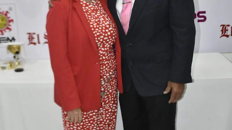 El festejado con su esposa.